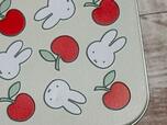ミッフィーのお顔とリンゴはエンボスデザインで立体的！