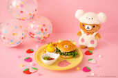 【コリラックマ「KORILAKKUMA 20th ANNIVERSARY CAFÉ」】リラックマとキイロイトリのハンバーガープレート 1,790円