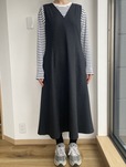 【UNIQLO ブラッシュドジャージーワンピース】ボーダーのロンTとスニーカーを合わせたカジュアルコーデ。きれいめな印象ながらリラックスして着られます♪
