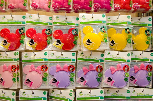 ミッキーやミニーのカラフルデザインが可愛い「ウェットティッシュふた」