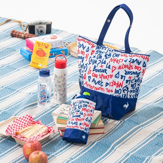 プラスチックボトル ¥1,980、ステンレスボトル ¥3,960、保冷バッグM ¥3,300、ボトルホルダー ¥2,200