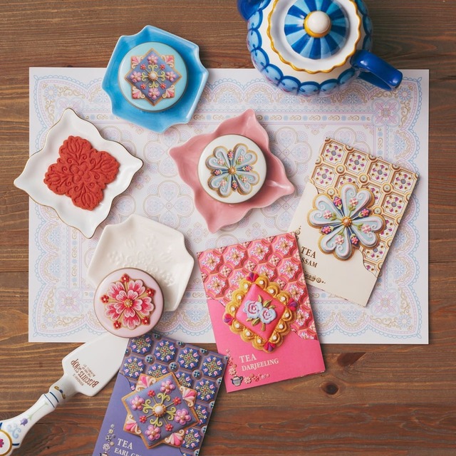 【Afternoon Tea LIVING】ミニプレート4枚セット ¥4,000、TEA缶セット（3個入り） ¥1,944、ティーポット ¥4,400、コンポートサーバーセット ¥6,600、ティーレター各¥540、ペーパーランチマット ¥1,650