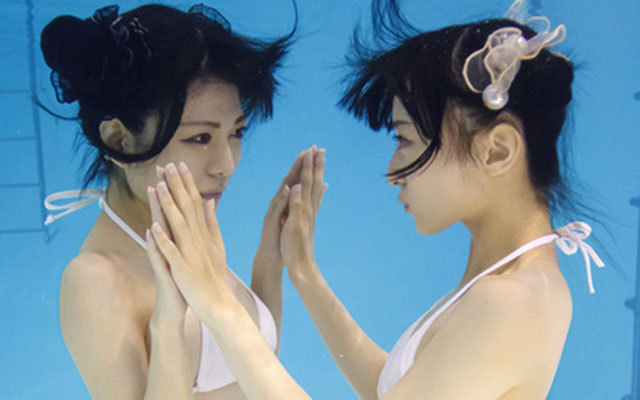 “水中×ニーソ”2人の女の子で2倍かわいい！