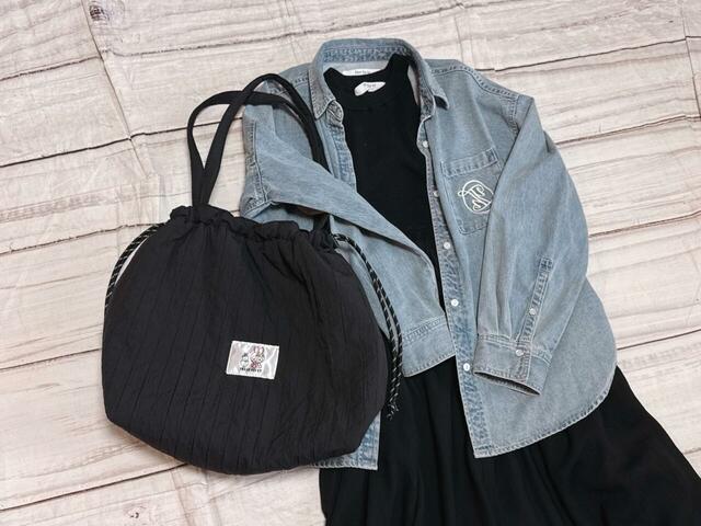 シーンやコーデに合わせて、持ち方を変えられるのがうれしいポイント。ワンピースにはトートで合わせて♪【しまむら限定】「フェアリーラビットデザイン」シリーズ新作『2WAYトートバッグ（ハローキティ）』