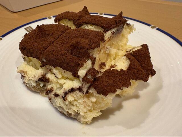 【ロピア 天使のふんわりティラミス】お皿に盛り付けると、ふんわりとしたクリームとしっとりしたスポンジの層が確認できます！