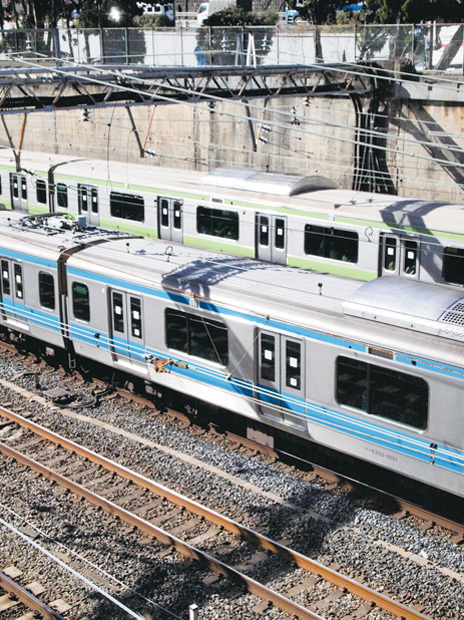 ２位：八ツ山橋（やつやまばし）橋の下をJRの在来線が走り抜ける