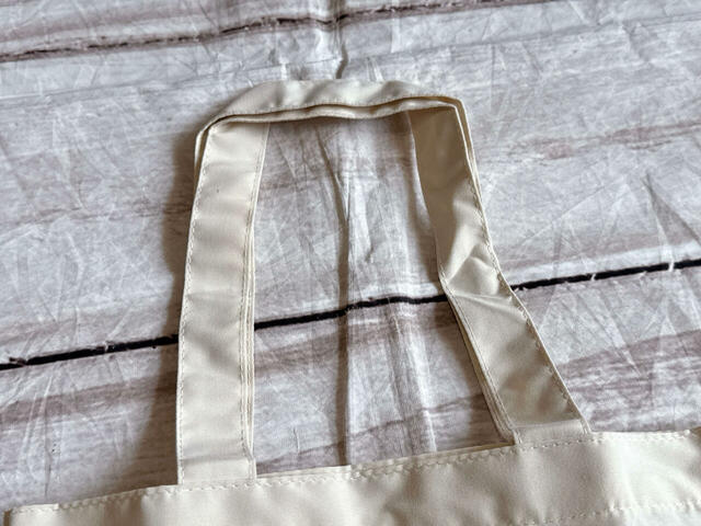 持ち手は肩がけができる長さです