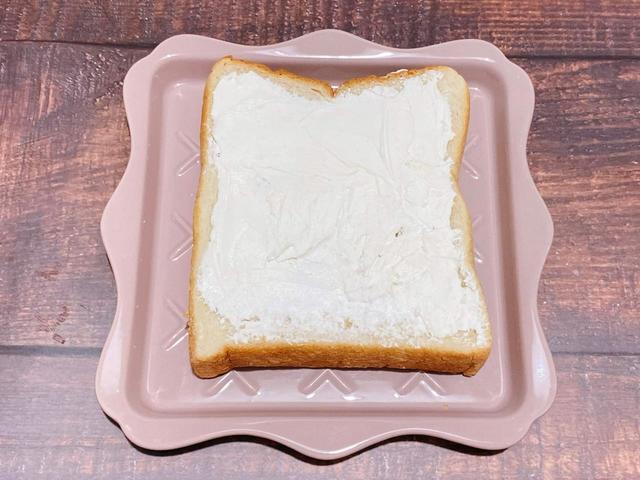食パンにクリームチーズを塗ります