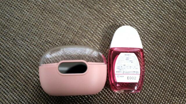 【3COINS オープンイヤーイヤカフイヤホン】サイズ感の比較に目薬を並べてみました