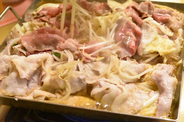 ２種類の肉をいっぺんに楽しめる鉄鍋
