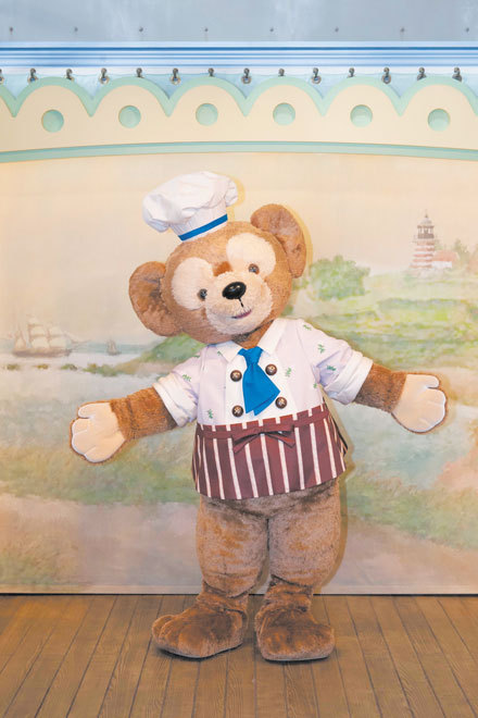 パークでは、ダッフィーがヴィレッジ・グリーティングプレイスに、シェリーメイがウォーターフロントパークにやってくる。 ©Disney