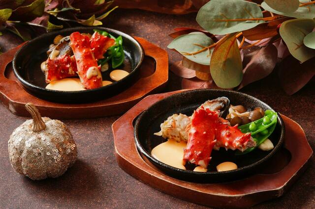「北海道産タラバ蟹と蝦夷アワビの鉄板焼き 雲丹と味噌のソースで(ディナー限定)」<期間:2026年9月1日~11月9日>【平日は「紅ズワイ蟹」が食べ放題!旬の「シャインマスカット」や北海道の美食が“秋のランチ&ディナーブッフェ”に勢ぞろい!】