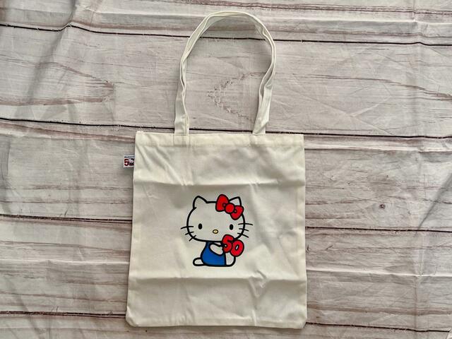 トートバッグはキティちゃんがどどんと鎮座しているデザイン♪