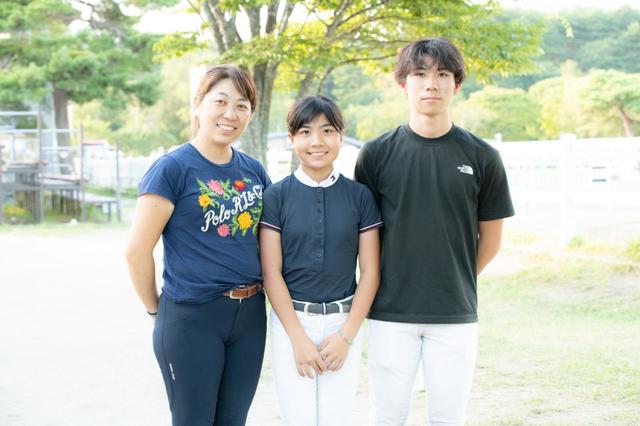 写真右より、鷹野心音くん（15歳／エンゼル乗馬クラブ所属）・有涼さん（11歳／エンゼル乗馬クラブ所属）＆お母様