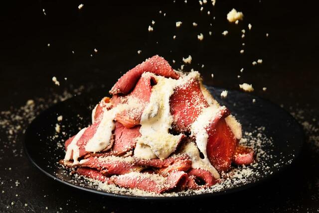 「降り積もるチーズと禁断トリュフマヨのローストビーフスライス」＜期間：2026年5月9日～8月31日＞【肉×油×チーズ×にんにく！この夏は「背徳のミートフェア」の“罪うまミート”でパワーチャージ！】