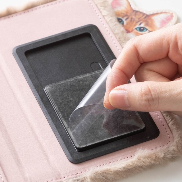 猫がのぞくふわふわスマホケース