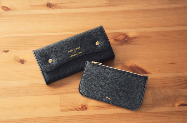今回同時発売のお財布がすっぽり入ります