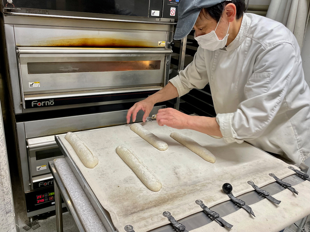 【ラ ブティック ドゥ マモル】中山さんが焼いたバゲットは、ご年配の女性の間でも人気があるという