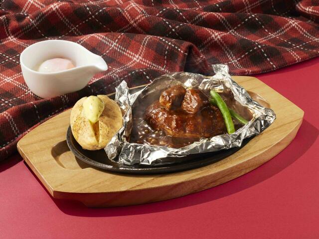 「温泉玉子の濃厚ビーフシチュー 包み焼きハンバーグ145g」<価格:1,190円(税込1,309円)>【ココス「2024秋冬グランドメニュー」スタート!“カニクリームコロッケ付き包み焼きハンバーグ”や“ココロおどるデザート”も登場!】