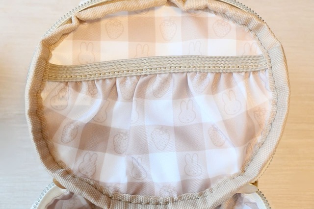 【「miffy いちごチャームの2WAYポーチ＆ショルダーバッグ BOOK」（宝島社）】蓋裏についているゴム口のポケット