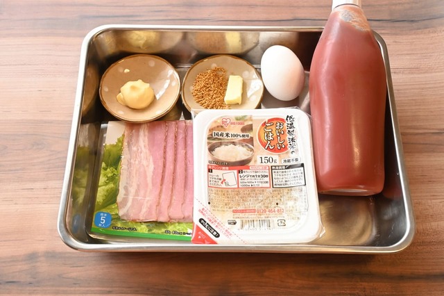 【一目惚れオムライス】材料はパックごはん、ベーコン、卵など