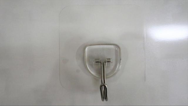【セリア フィルムフック】接着面が透明＆極薄で使いやすい