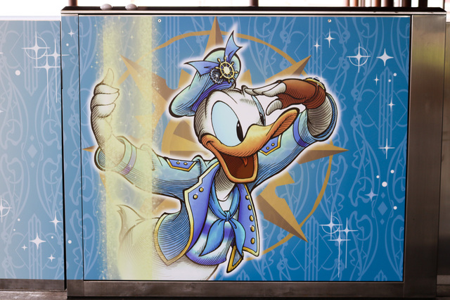 駅のホームドア ©Disney