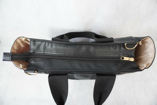 ファスナー付きで持ち物を落とす心配なし