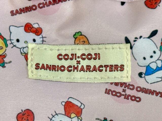 ポケット部分には「COJI COJI×SANRIO CHARACTERS」の織りタグ付き