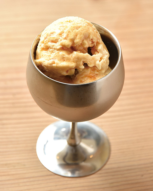 京橋屋カレー（京橋）　濃口ラムレーズン 450円　ラムの香りが豊かなアイスクリームは、食後のお口直しに人気のデザート。