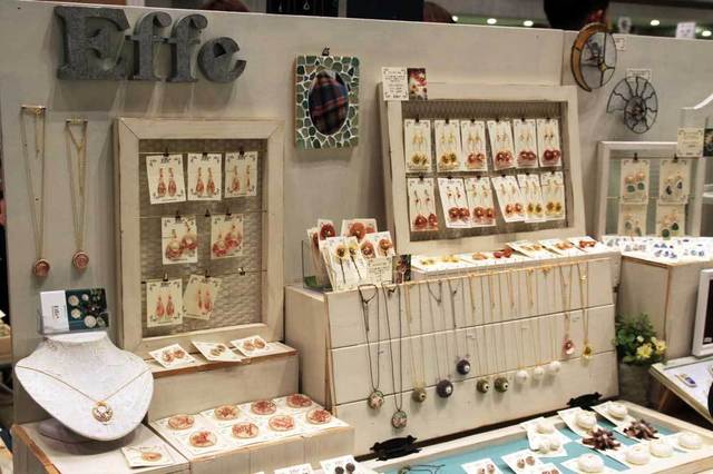 「Effe*」のブース。こちらの色とりどりのアクセサリー、東京湾で集めた貝殻やガラス片でできているそうです。