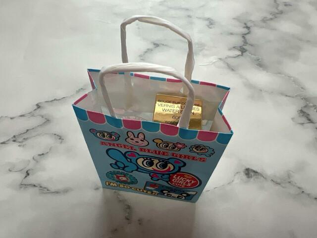 パッケージに入った口紅がちょうど収まるサイズ感