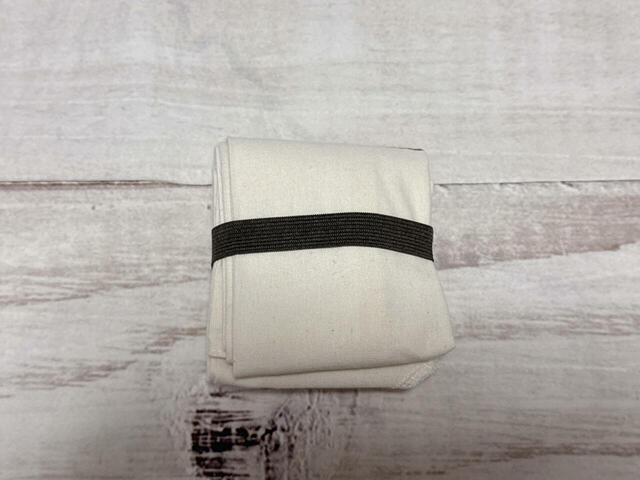 【kodomoe12月号付録】さらに縦に2等分して折り、ゴムで留めて出来上がり！