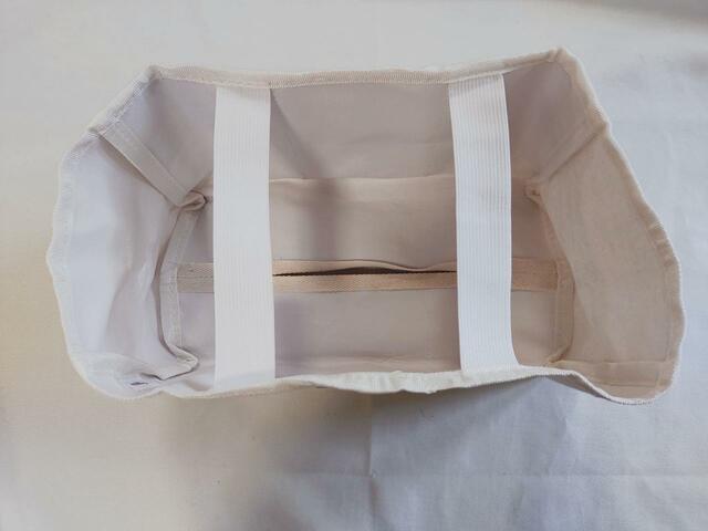 ティッシュボックスは、底面から出し入れ可能