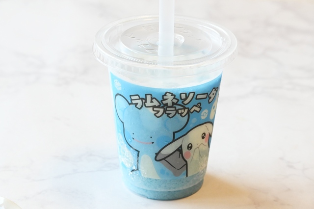 【ファミマ×ぽこ あ ポケモン】「ラムネソーダフラッペ」360円／ゲームで登場するメタモン（ラプラスへんしん）と、ピカチュウ（うすいろ）をパッケージにデザインしたラムネソーダ味のフラッペ