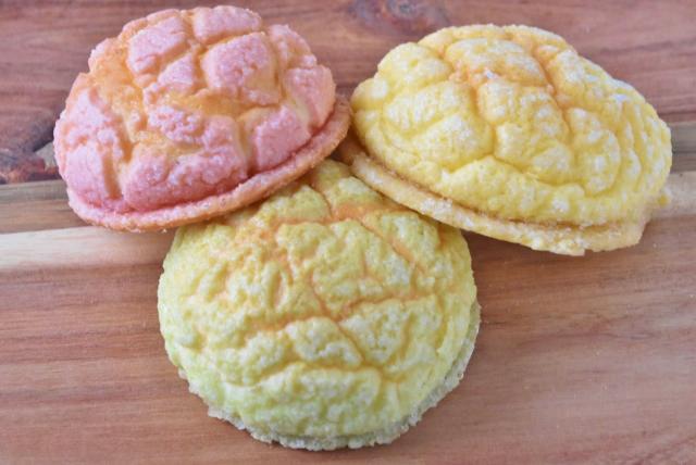 「ドンク」冷やしてメロン・プレミアム（5,400円）外はサクッ、中はふんわりとした生地にメロン・苺・バニラの口溶けの良いクリームが入っている