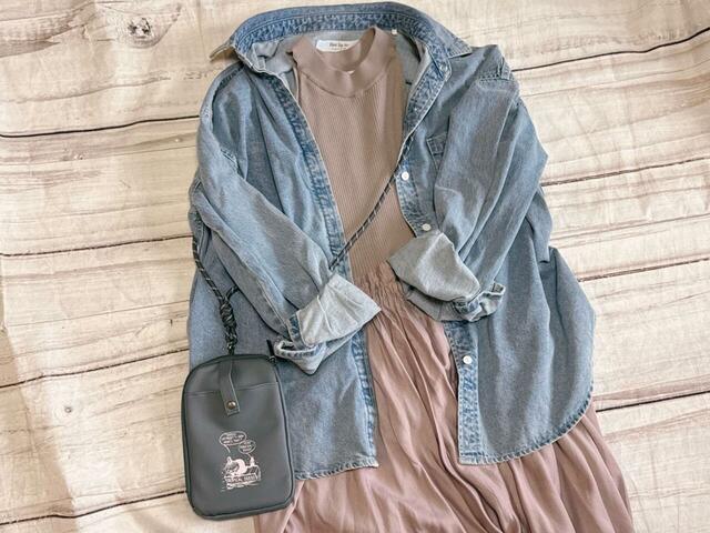 おすすめコーディネートピンクのロングドレス×デニムシャツカジュアルなワンピーススタイルにも合います