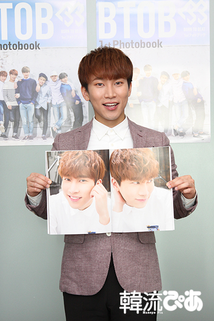 BTOBウングァン＠初フォトブック発売記念サイン会　お気に入りのページを開いてパチリ！
