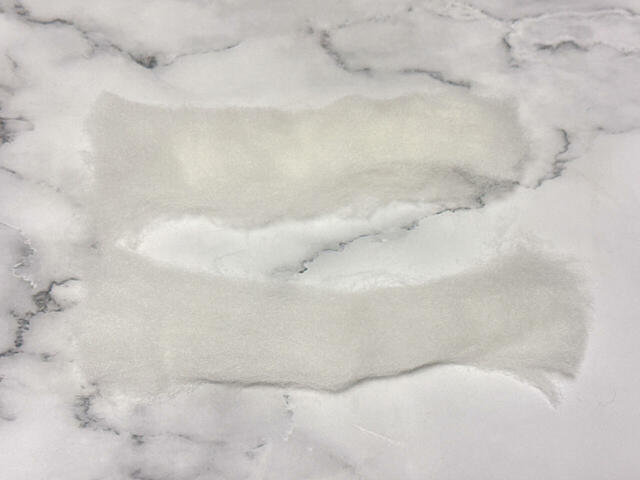 胴体用の白を半分に分けます