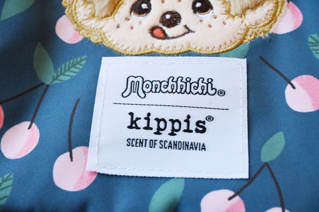 【「モンチッチ×kippis コスメ＆ガジェットポーチ」（宝島社）】kippisとのダブルロゴも特別感があります◎