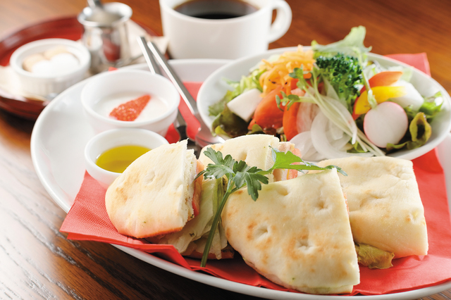 フォカッチャモーニング（ドリンク付き）918円。フォカッチャはチキン、ツナ、ボロニアソーセージの3種類から選べる｜cafe Cop Copine