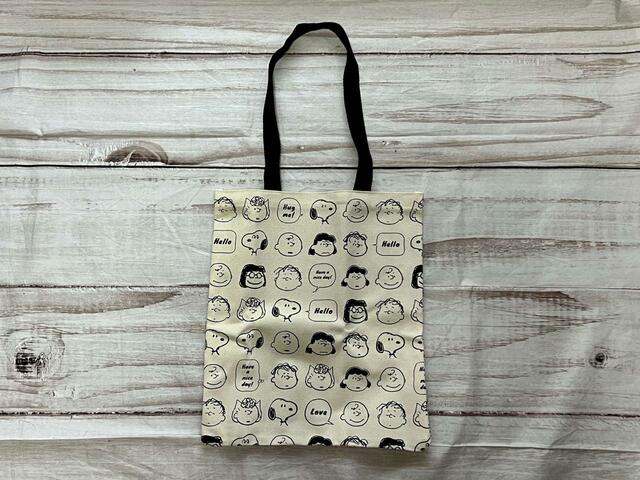 もちろん両面総柄仕様。オフホワイト×ブラックのモノトーンデザインで子供っぽくならないのがうれしい♪