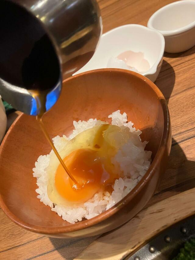 付いてくるハンバーグソースをたっぷりかけて…【びっくりドンキーの「今年もガリバー!」】
