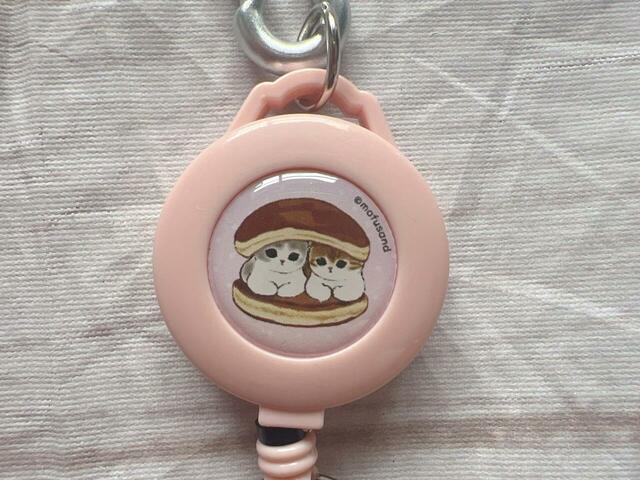 どら焼きに挟まれているにゃんこたちがかわいすぎませんか…？！