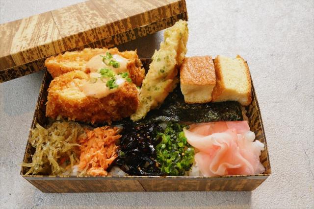 オマール海老かつのり弁当 780円(税込)