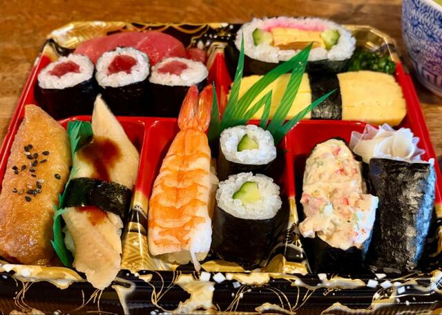 【東海道写楽 寿司セット写楽】定番のネタが豊富に入っている中、鮪系のネタが一角を占めているのが静岡らしいですね