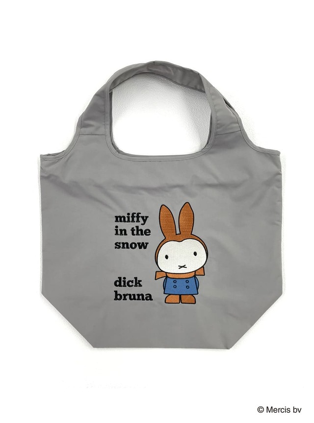 【ミッフィー「刺繍バッグ」】価格：￥6,050、サイズ：約W45×H36×D20cm／絵本の表紙をイメージしたデザイン。これは『ゆきのひのうさこちゃん』！