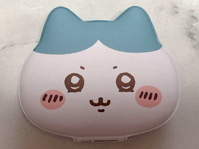 ハチワレのこのムン顔、たまらなくキュートです！