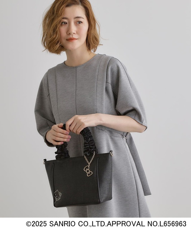 【grove×ハローキティ「フリル2WAYトートバッグ」￥5,497】ショルダーベルト付きの2WAY仕様