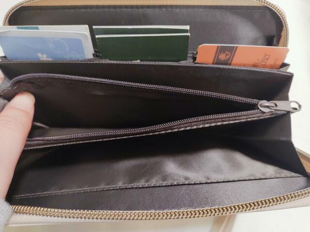 小銭入れはチャック式になっている